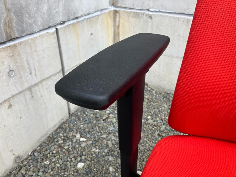 ウィザードチェア　レッド　可動肘付　中古_4