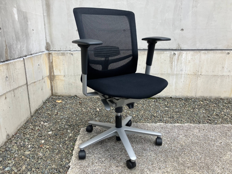 レジアチェア　ブラック　可動肘付き　中古　特価品_0