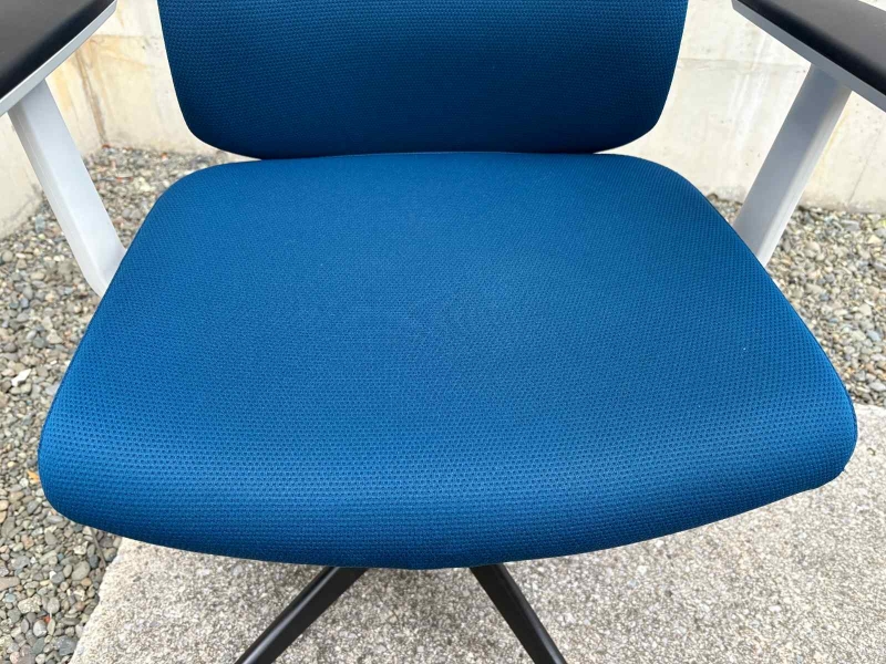 ウィザード２チェア　肘付き　ブルー×ホワイト　中古_5