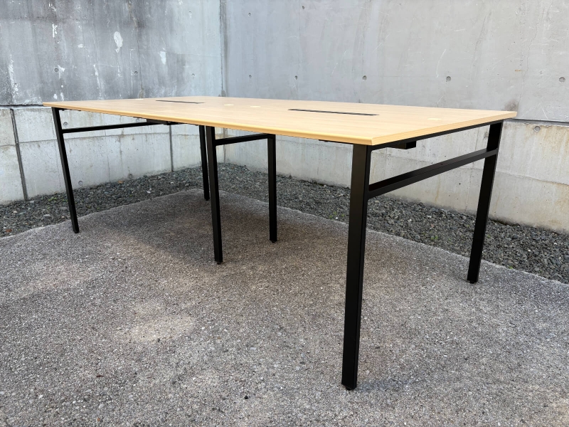 ミーティングテーブル　W2000/D1000㎜　中央配線機能付き　中古_0
