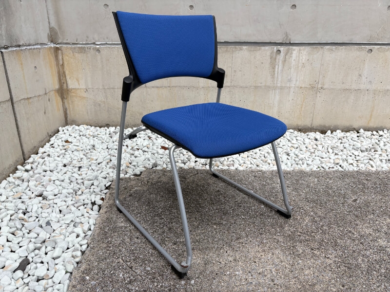 マノスチェア　スタッキングタイプ　背パッド付き　ブルー　中古_0